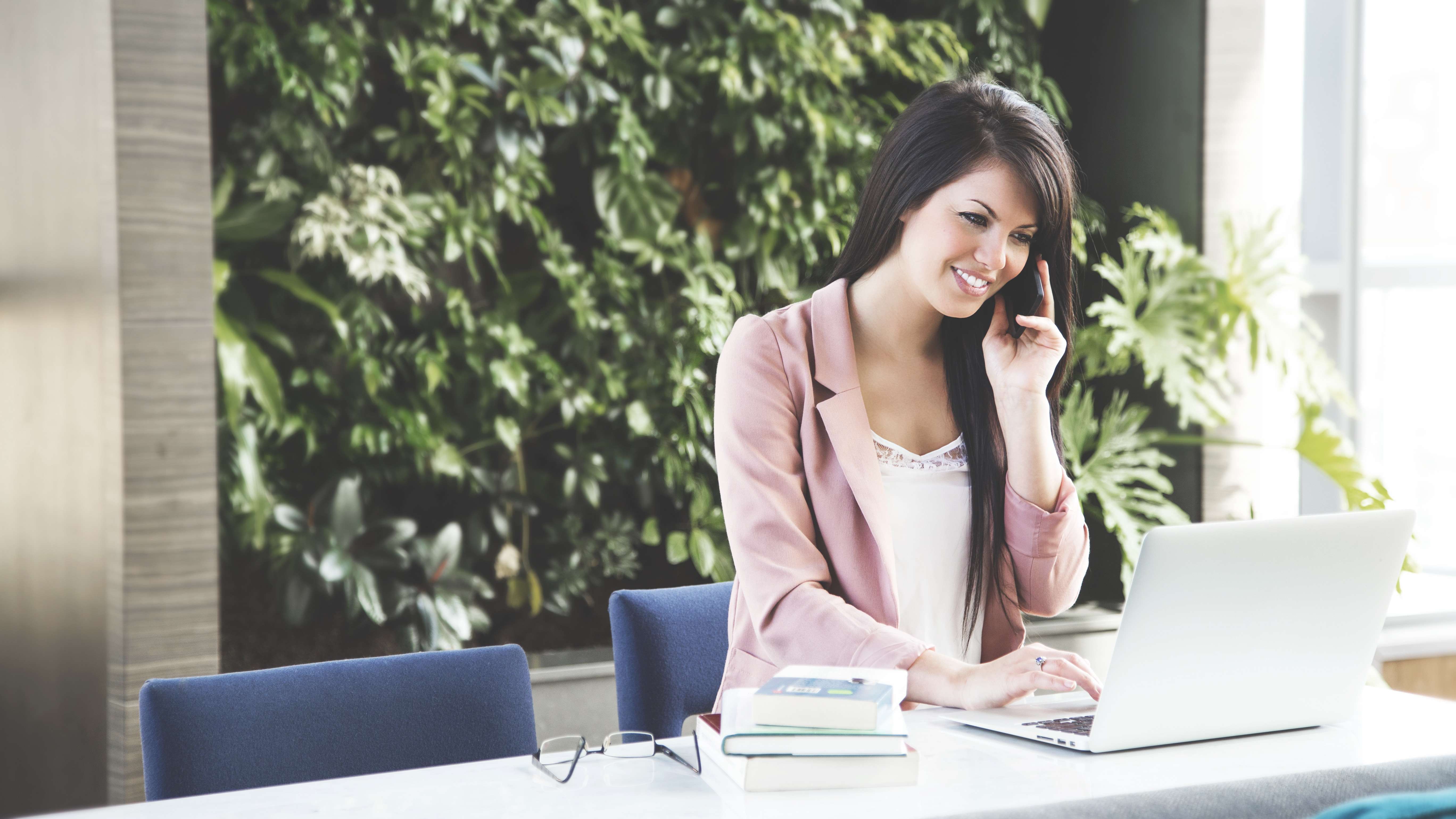 Office girl. Успешная женщина. Девушка менеджер. Красивая девушка в офисе. Девушка на фоне офиса.